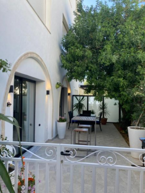 Luxueux Appartement 70m2-Rez de chaussée- pied dans l'eau-10 m de la Piscine collective- centre ville d'Hammamet,dans la partie residentielle de l'hôtel Dar Hayet-1 suite Parentale-1 chambre avec 1 gr